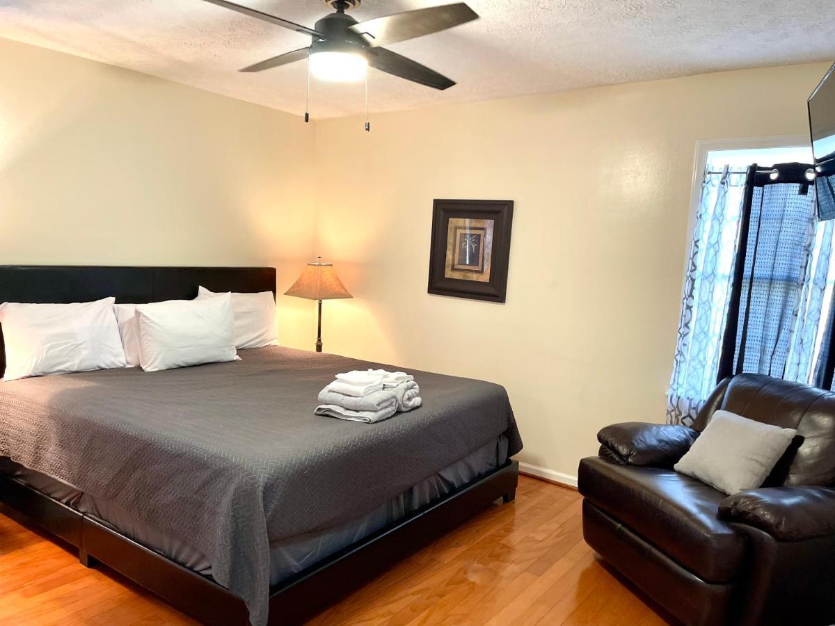 3 Bed 2 Bath House, Quiet & Downtown Smart Tvs In Rooms, Whole House To Yourself Holiday home *