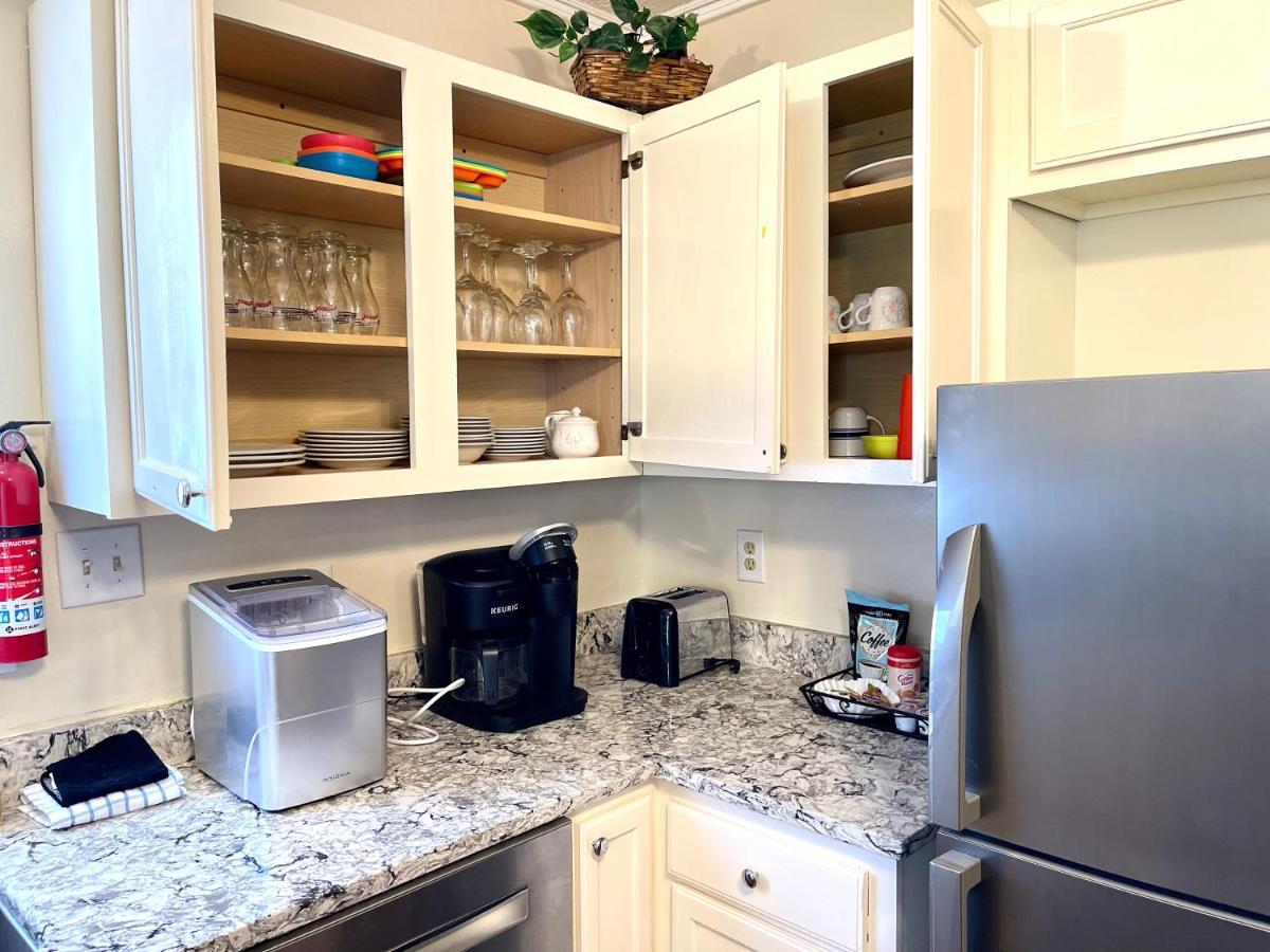 Holiday home 3 Bed 2 Bath House, Quiet & Downtown Smart Tvs In Rooms, Whole House To Yourself *