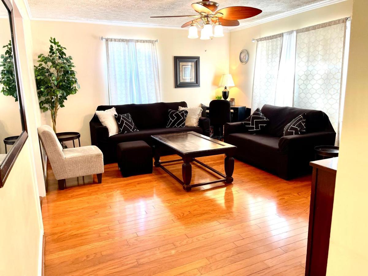 Holiday home 3 Bed 2 Bath House, Quiet & Downtown Smart Tvs In Rooms, Whole House To Yourself *