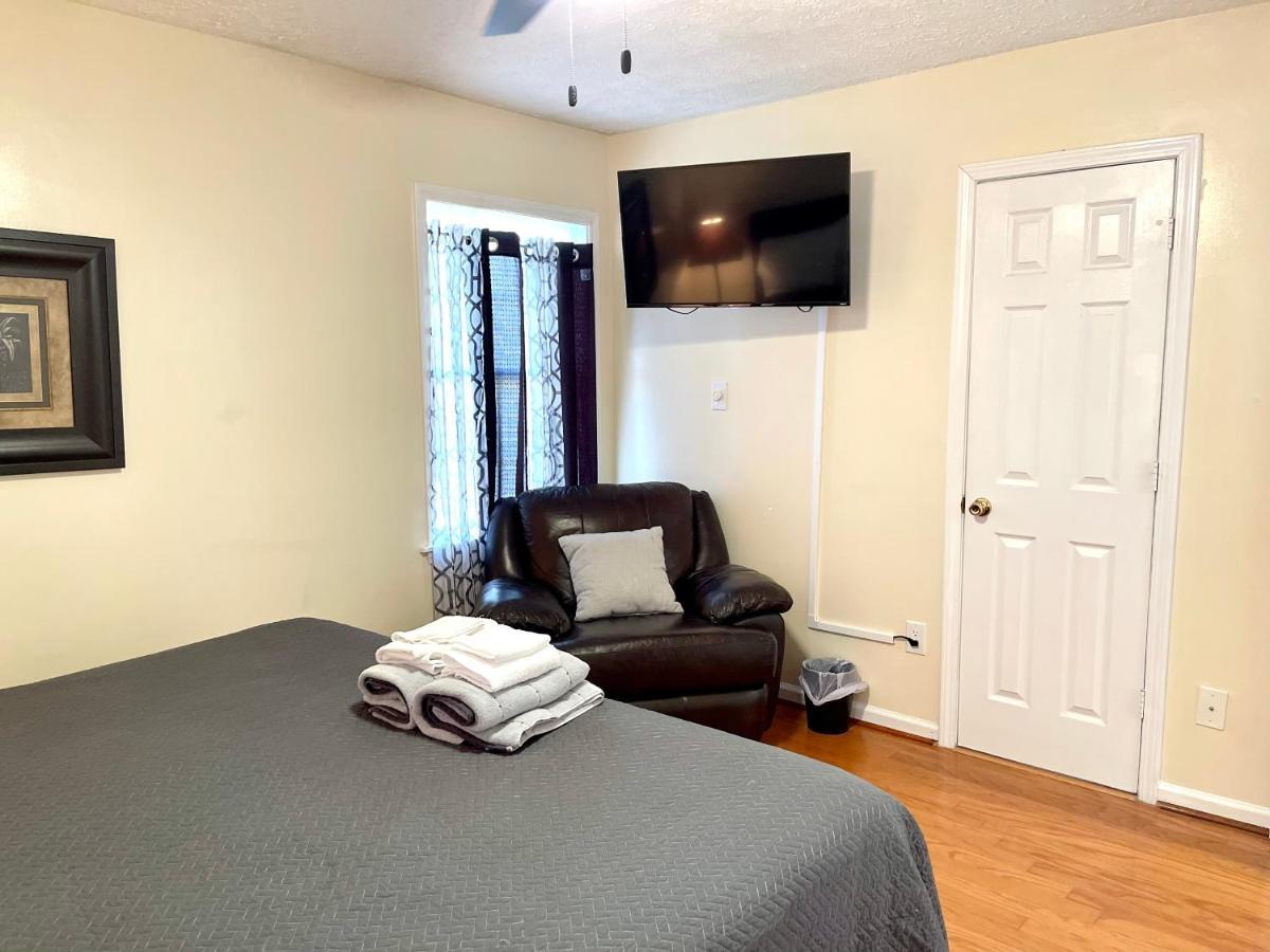 Holiday home 3 Bed 2 Bath House, Quiet & Downtown Smart Tvs In Rooms, Whole House To Yourself