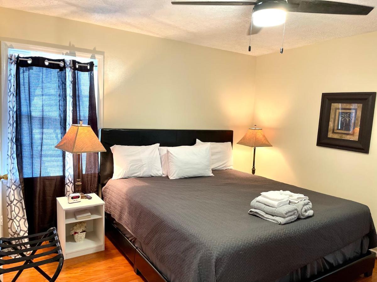 3 Bed 2 Bath House, Quiet & Downtown Smart Tvs In Rooms, Whole House To Yourself *