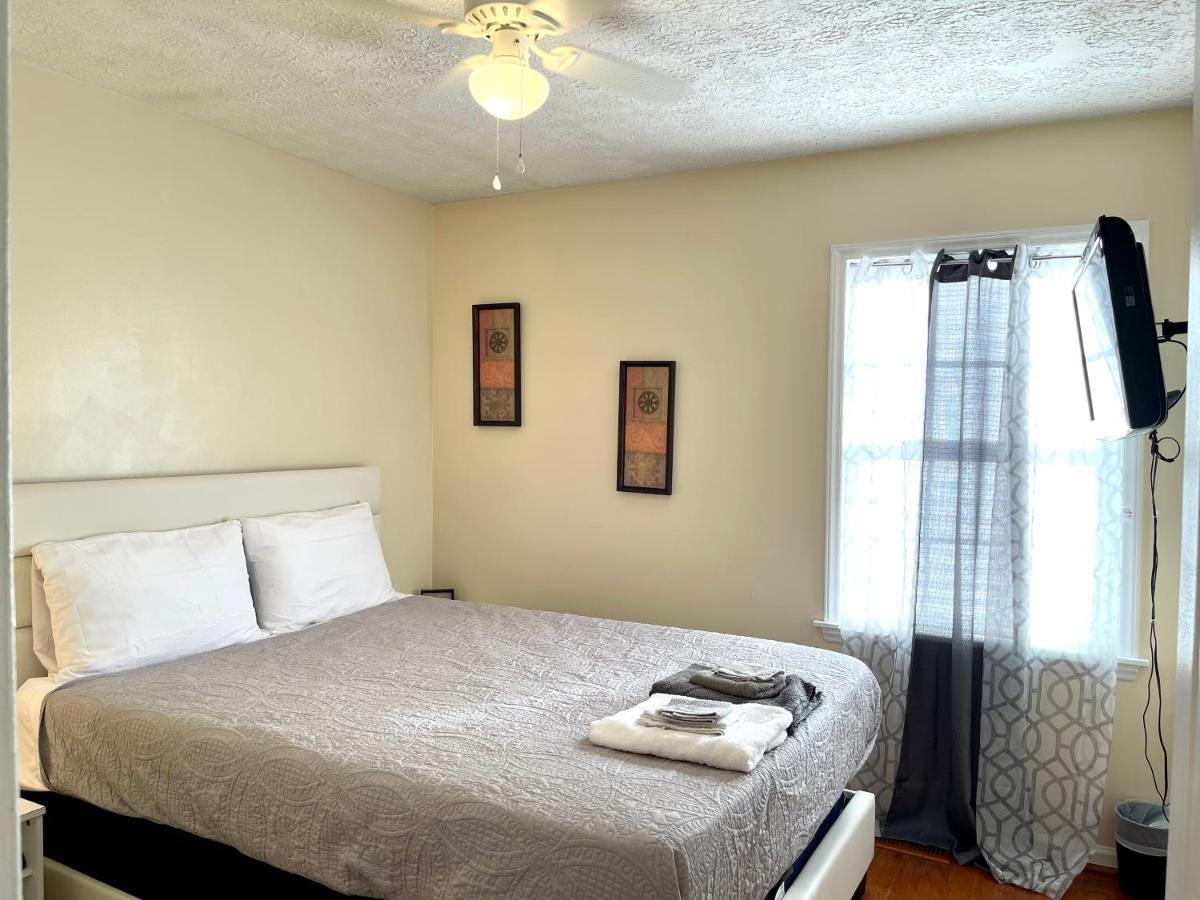 Holiday home 3 Bed 2 Bath House, Quiet & Downtown Smart Tvs In Rooms, Whole House To Yourself *