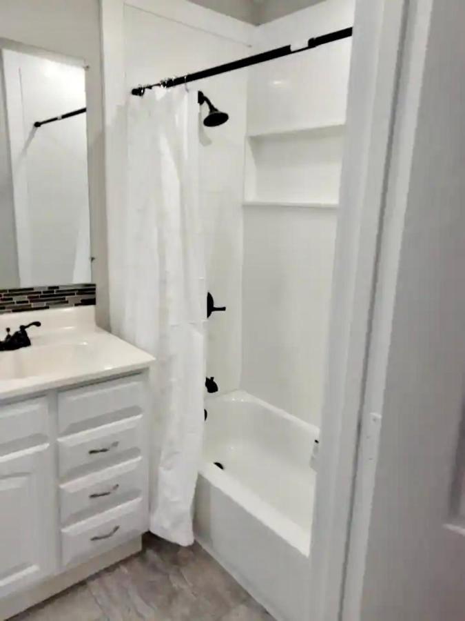3 Bed 2 Bath House, Quiet & Downtown Smart Tvs In Rooms, Whole House To Yourself * Havelock