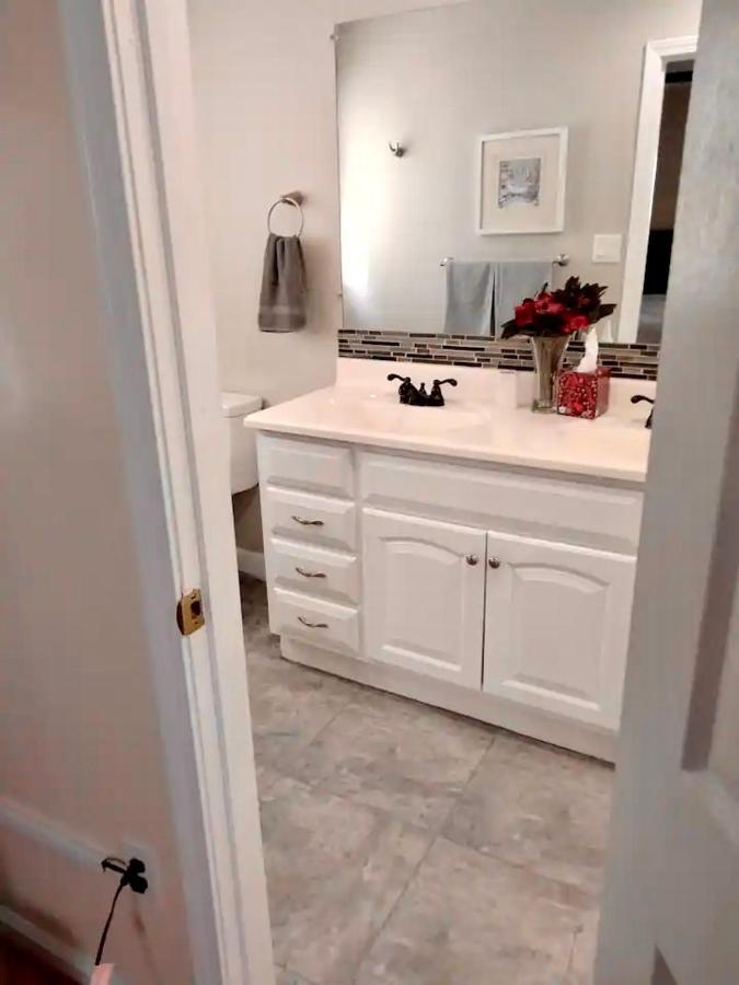 3 Bed 2 Bath House, Quiet & Downtown Smart Tvs In Rooms, Whole House To Yourself